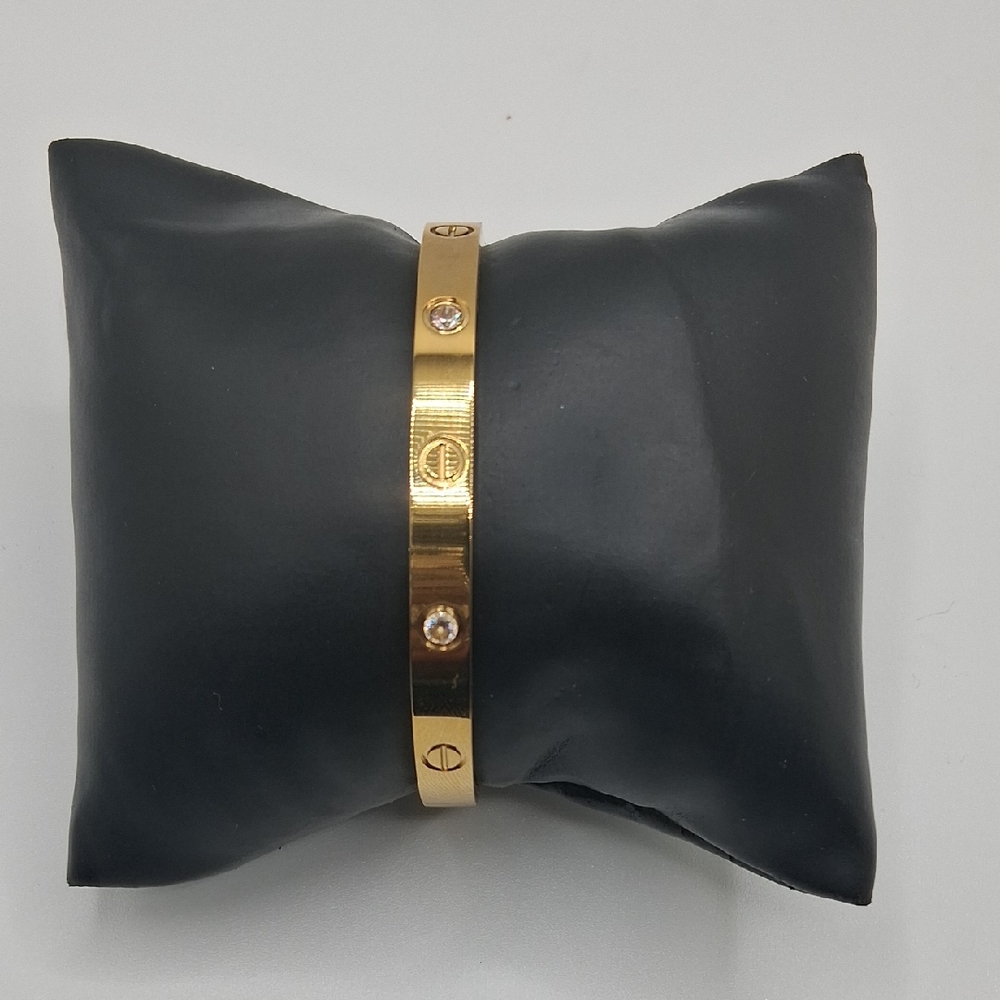 Elegant Gold Bracelet with Crystal Details